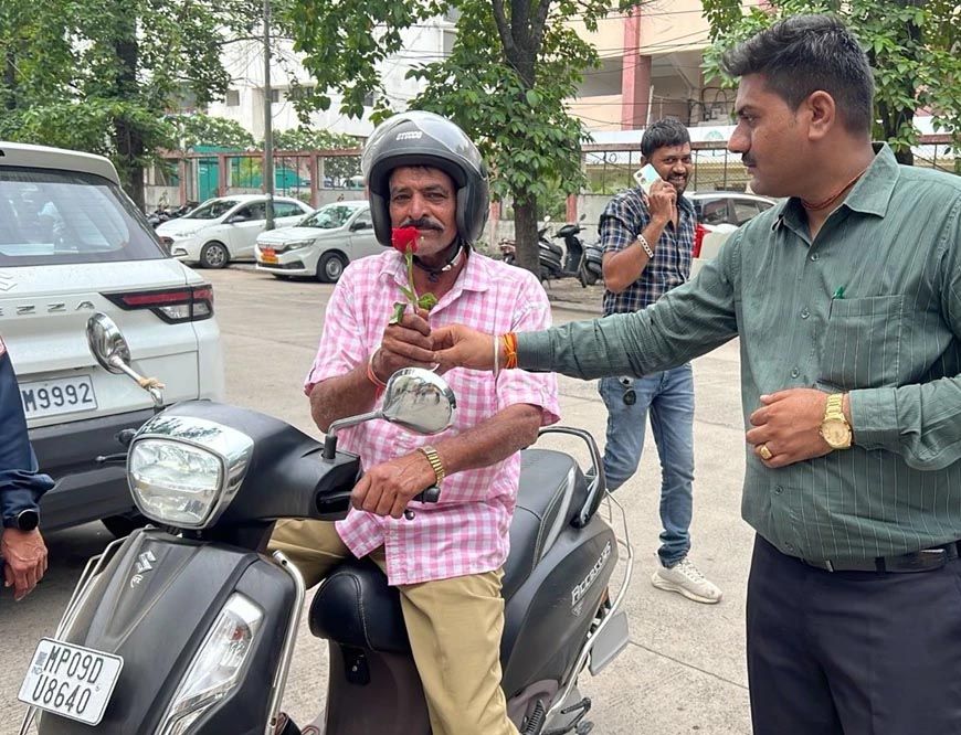 इंदौर के सरकारी दफ्तरों में बिना हेलमेट एंट्री नहीं! पहनने वालों का हो रहा स्वागत