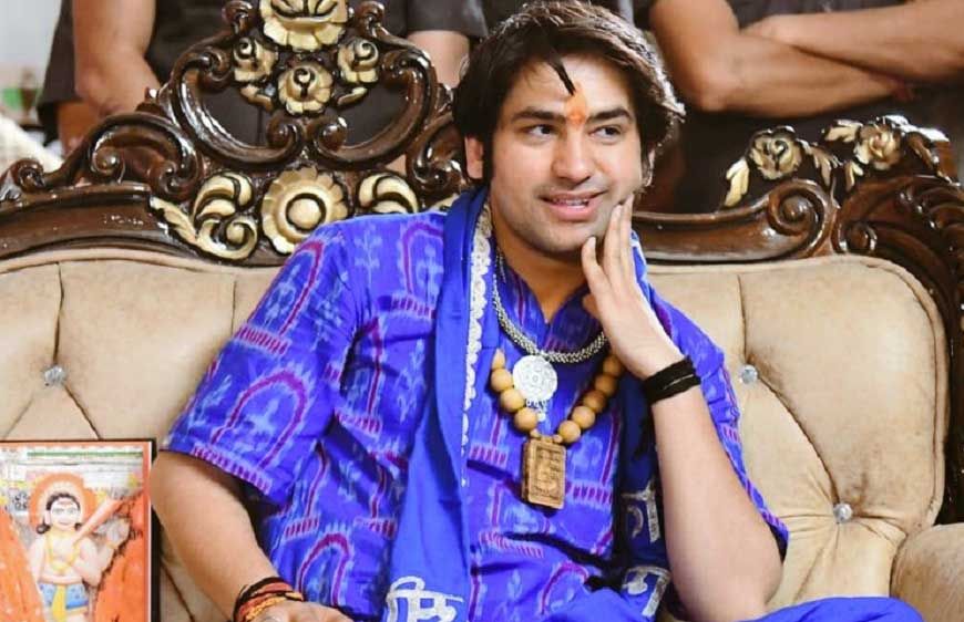 बागेश्वर सरकार पर विवादित टिप्पणी, प्रोफेसर पर FIR – धार्मिक भावना भड़काने का आरोप