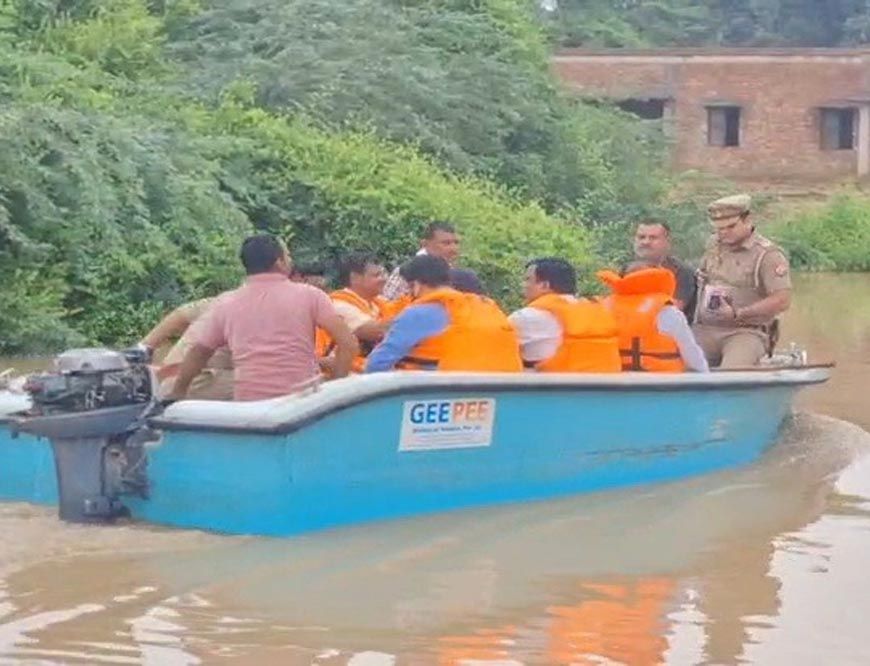 UP में बाढ़ का कहर: 17 जिले, 402 गांव और 84 हजार प्रभावित, 11 मंत्री उतरे मैदान में