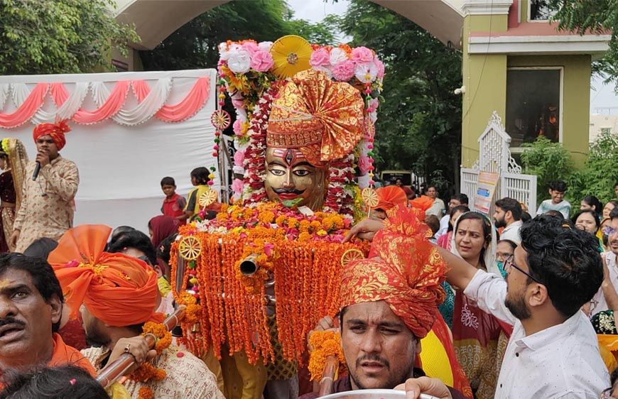 अवधपुरी में  महाराजाधिराज श्री महाकाल सरकार अपनी प्रजा का हाल जानने भ्रमण पर निकले, रीगल टाउन गेट पर भव्य स्वागत