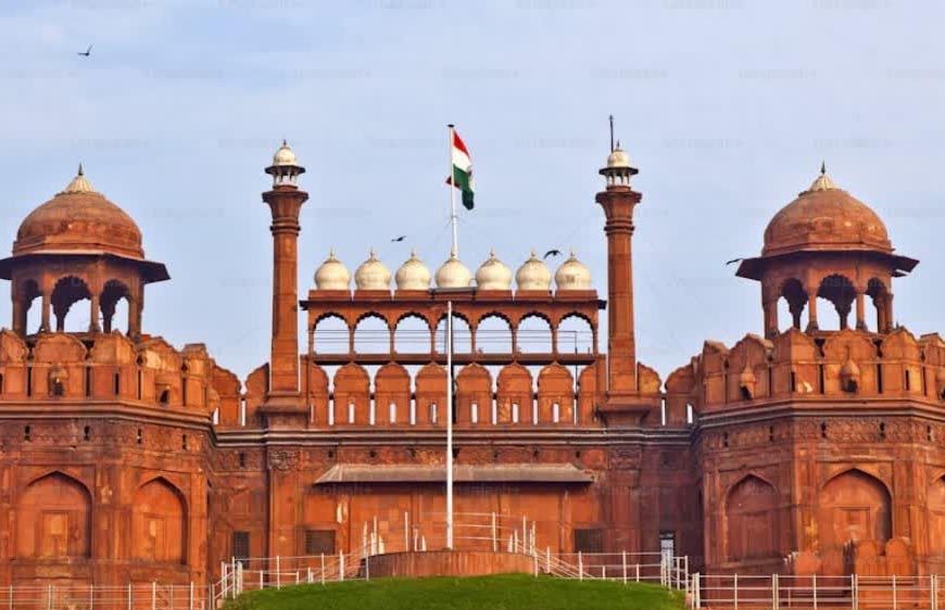 लाल किले की सुरक्षा में बड़ी चूक, डमी बम परीक्षण में फेल 7 पुलिसकर्मी सस्पेंड