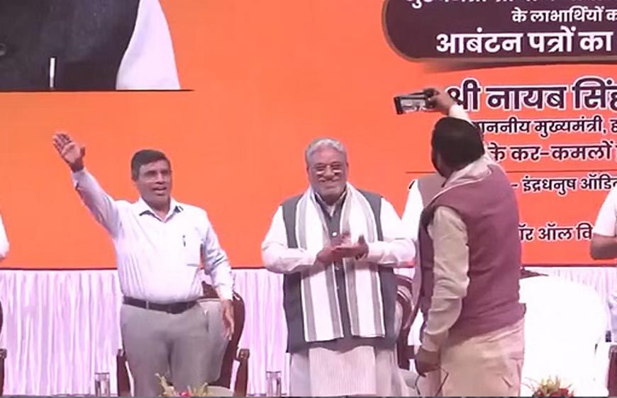 CM सैनी ने पंचकूला में बांटे आवास पत्र, घर का सपना होगा साकार, लाभार्थियों संग ली सेल्फी