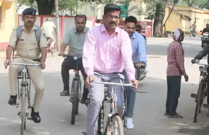 सतना कलेक्टर डॉ. सतीश कुमार का सादा अंदाज, साइकिल से पहुंचे ऑफिस