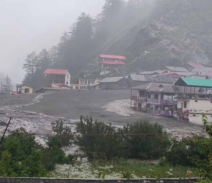 उत्तरकाशी में बादल फटने का कहर: मलबे में दबे कई घर, भारी तबाही