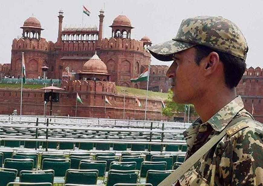 लाल किले में सेंध से हड़कंप: 15 अगस्त से पहले घुसपैठ की कोशिश, 5 बांग्लादेशी पकड़े गए, 7 पुलिसकर्मी सस्पेंड