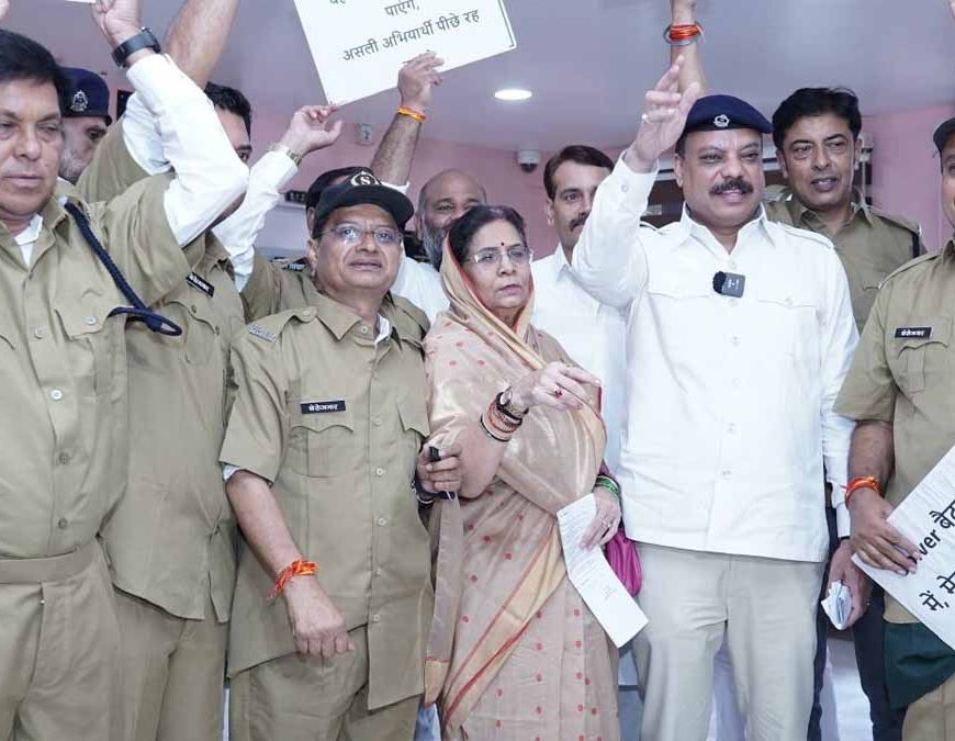 कांग्रेस विधायक पुलिस की वर्दी में पहुंचे विधानसभा, बोले—यह व्यापमं पार्ट-2 है