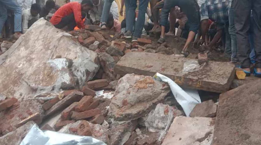 शिवहर में दर्दनाक हादसा: दीवार गिरने से 6 बच्चे दबे, दो मासूमों की हालत नाजुक