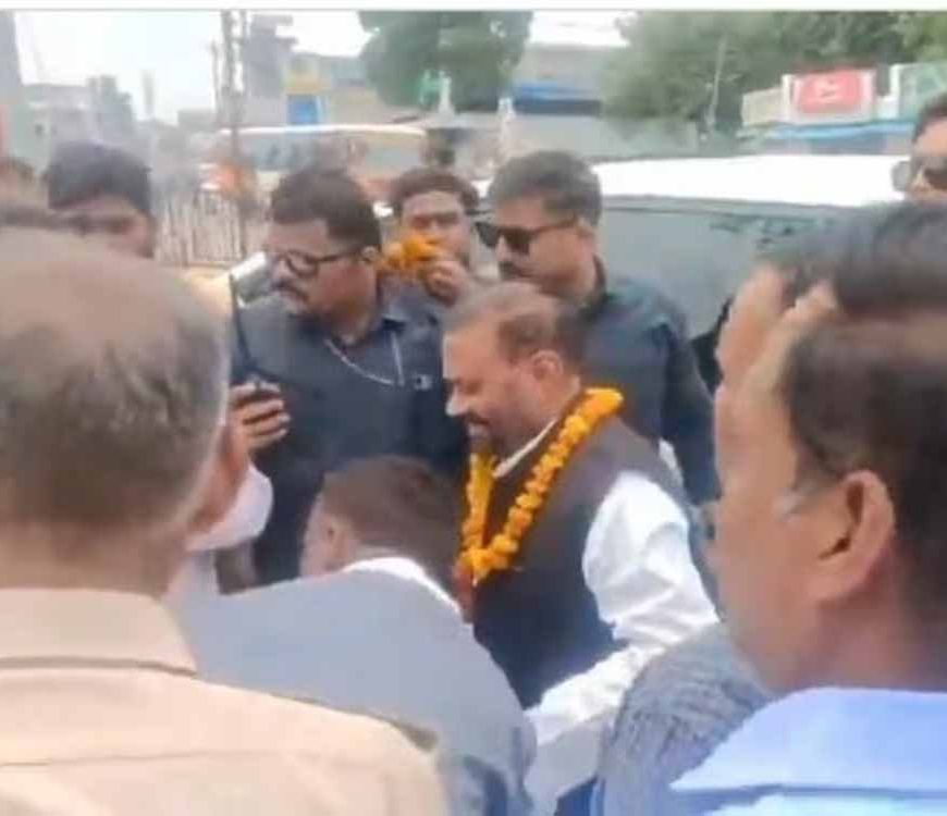रायबरेली में स्वामी प्रसाद मौर्य को दो युवकों ने मारा थप्पड़, भड़के समर्थकों ने की जमकर धुनाई