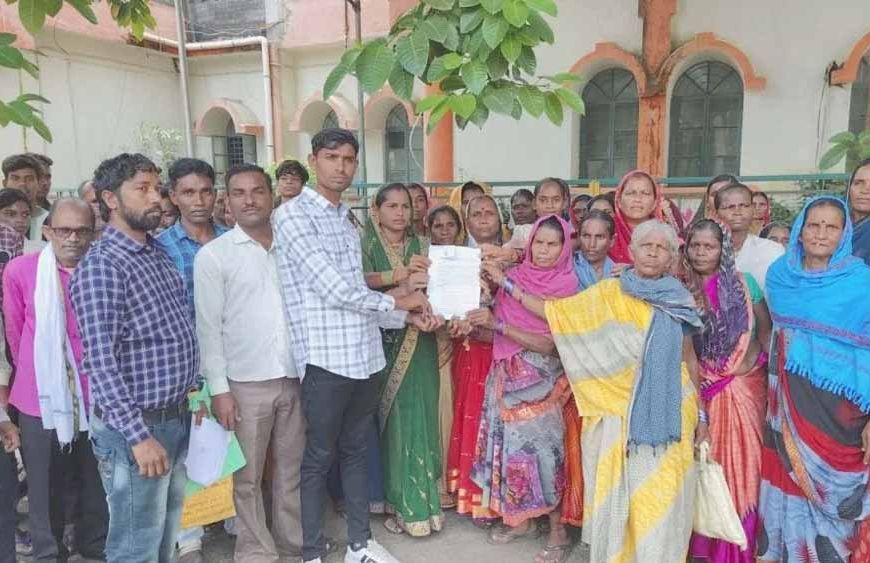 चारागाह और श्मशान की जमीन पर उद्योग स्थापना का विरोध, ग्रामीणों ने कलेक्टर को सौंपी शिकायत