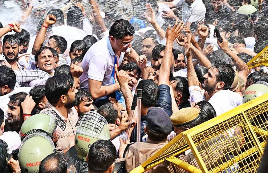 पायलट का तीखा इशारा: बोले– मुंह से निकले शब्द लौटकर नहीं आते