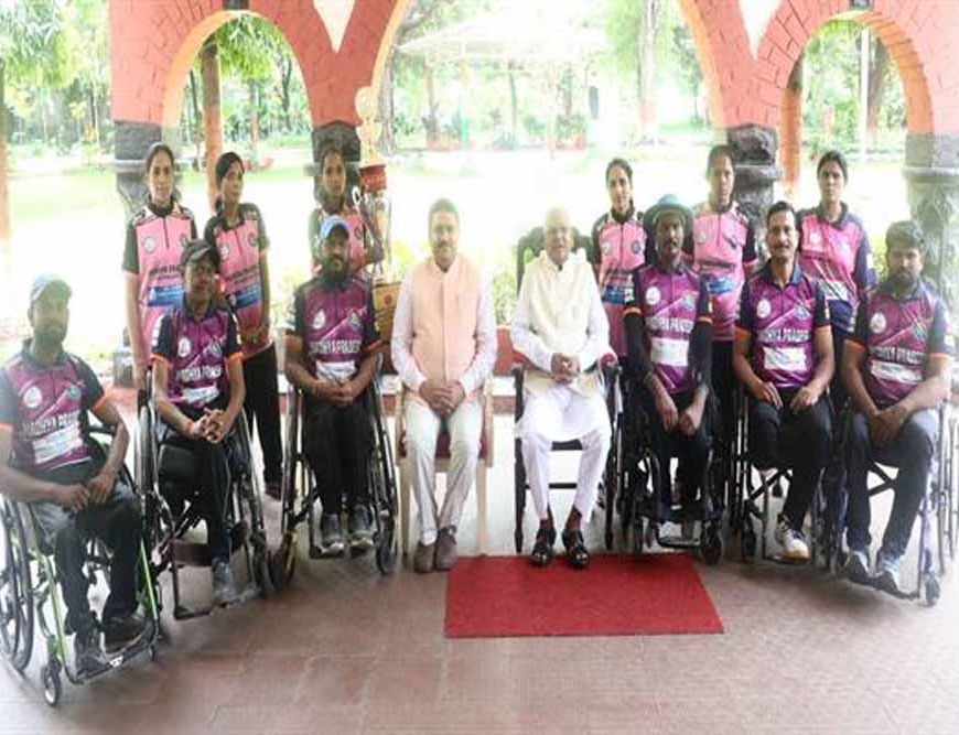 राज्यपाल पटेल से मध्यप्रदेश व्हीलचैयर क्रिकेट और दिव्यांग महिला क्रिकेट टीम के सदस्यों ने की मुलाकात