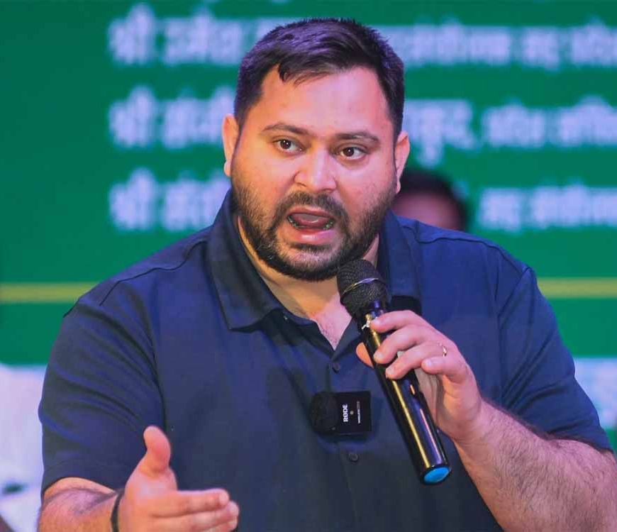 तेजस्वी यादव को फिर चुनाव आयोग का नोटिस, 48 घंटे में वोटर आईडी जमा करने के निर्देश