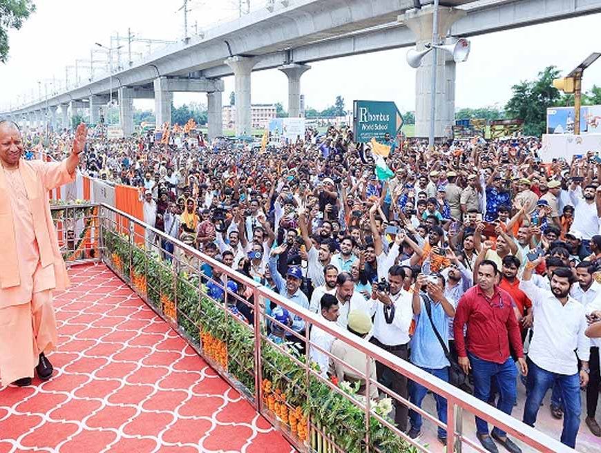 कांवड़ यात्रा में शामिल हुए सीएम योगी, पुष्प वर्षा कर लगाए हर हर महादेव के जयकारे