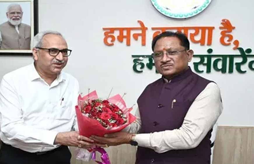 CM से मिले BSP निदेशक चित्तरंजन महापात्र, भिलाई स्टील प्लांट को बताया विकास का स्तंभ