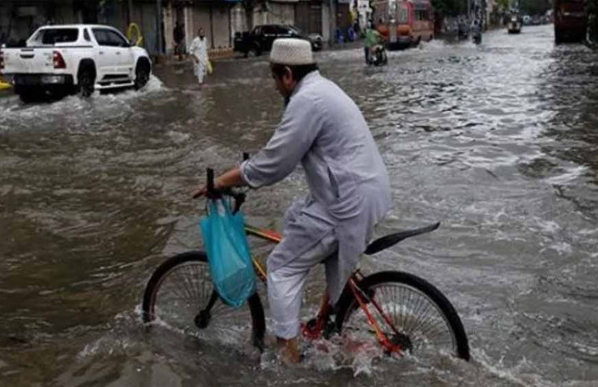 पाकिस्तान में मूसलधार बारिश का कहर, कई ज़िले जलमग्न, बाढ़ का अलर्ट जारी
