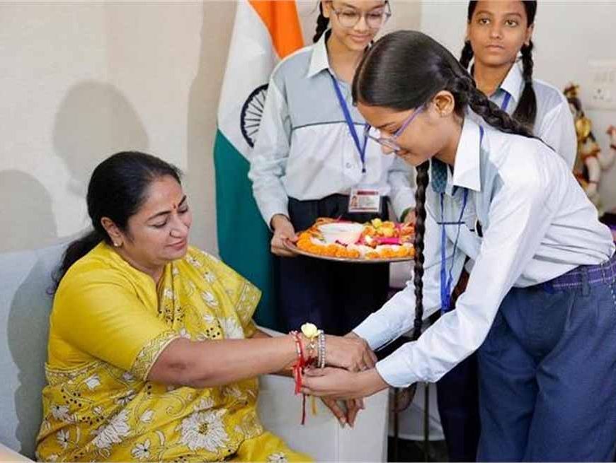 रक्षाबंधन पर सीएम रेखा गुप्ता ने बच्चों से बंधवाई राखी, भावुक तस्वीरें सोशल मीडिया पर छाईं