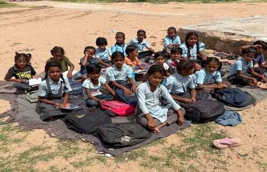 जर्जर भवन बना अभिशाप: टीन शेड में पढ़ने को मजबूर छात्राएं