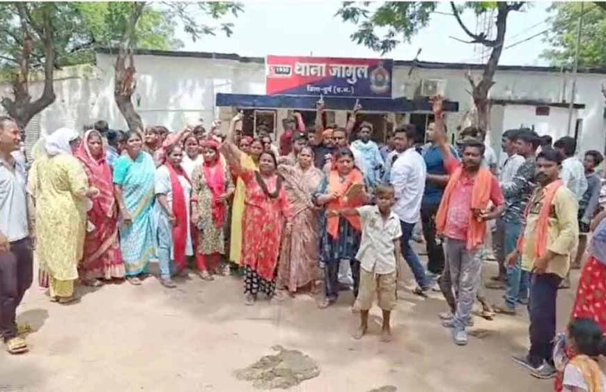 मंदिर में तोड़फोड़ पर बवाल: आक्रोशित भीड़ ने किया थाने का घेराव, आरोपी गिरफ्तार