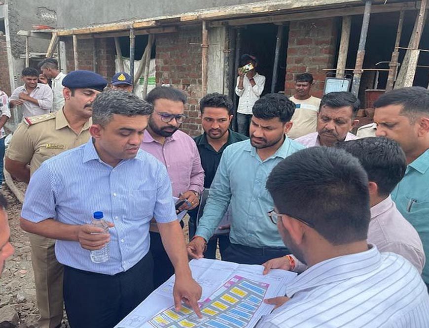 पीएम मोदी के दौरे से पहले कलेक्टर ने किया धार पीएम मित्रा पार्क का निरीक्षण