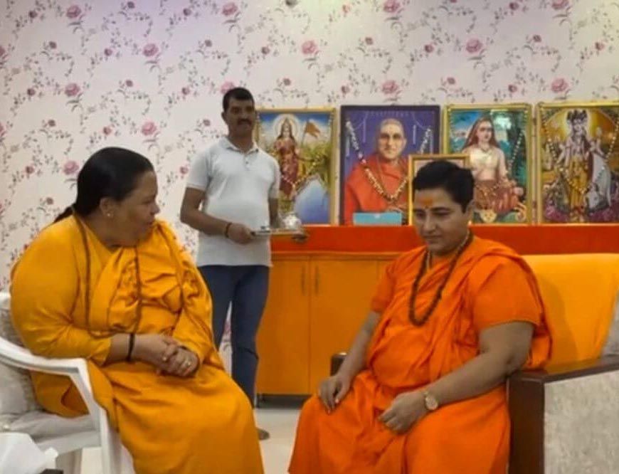 उमा भारती ने साध्वी प्रज्ञा को बताया ‘मसीहा’, बोलीं- इनकी तपस्या मुझसे बड़ी