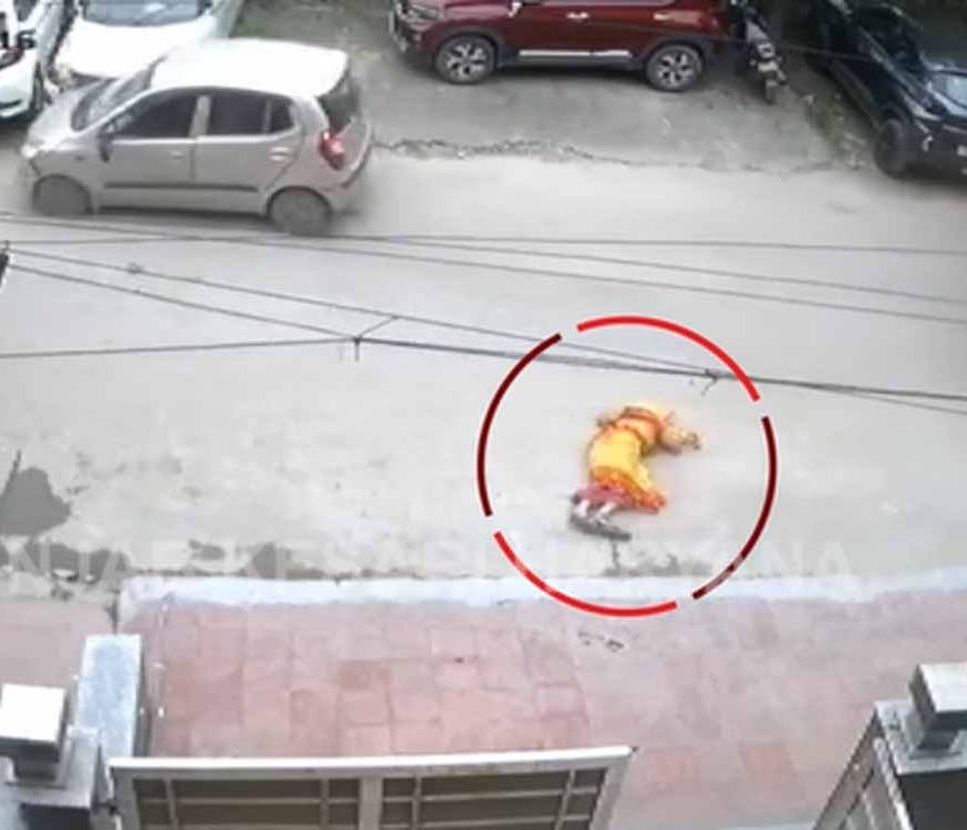 फरीदाबाद के दयालबाग इलाके में रोड पर चल रही एक महिला को कार चालक ने मारी जोरदार टक्कर