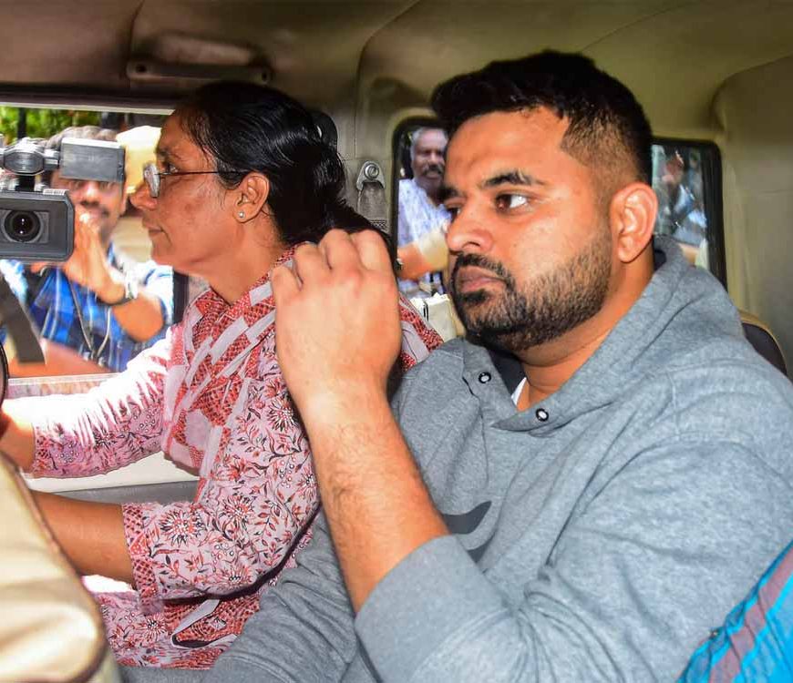 साड़ी बनी सबूत: पूर्व सांसद को बलात्कार मामले में हुई जेल
