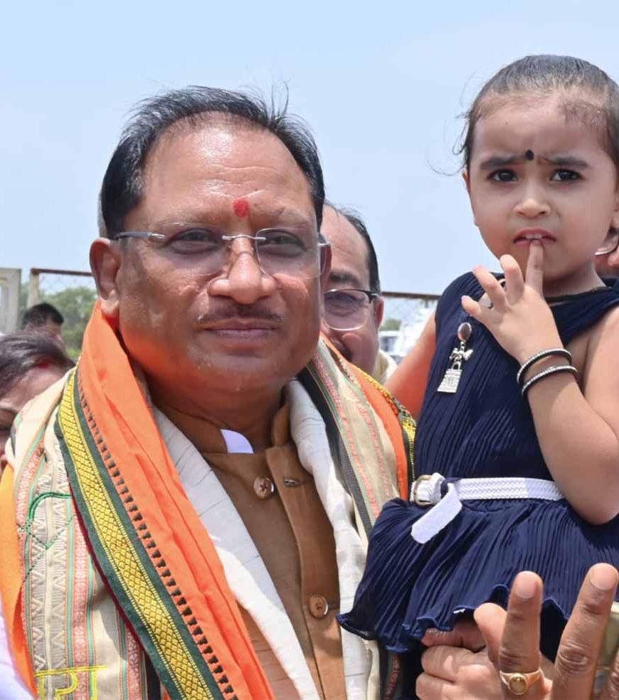 नन्ही सृष्टि को गोद में उठाकर मुख्यमंत्री विष्णु देव साय ने रच दिया अपनत्व और स्नेह का अविस्मरणीय पल