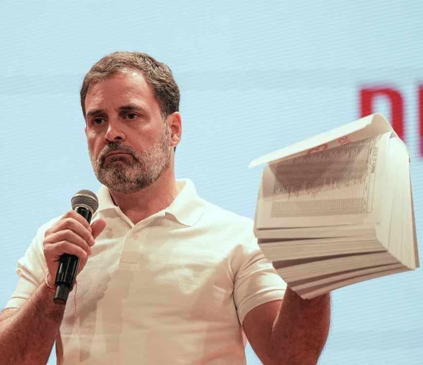 चुनाव आयोग की दो टूक: राहुल गांधी साइन करें या आरोपों से बचें