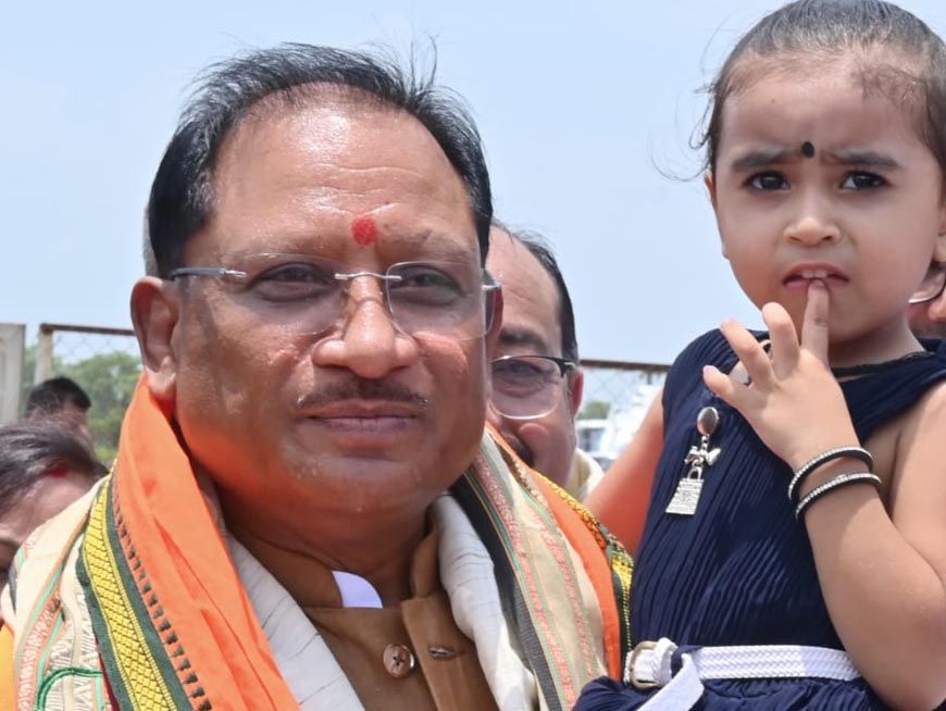 नन्ही सृष्टि को गोद में उठाकर मुख्यमंत्री विष्णु देव साय ने रच दिया अपनत्व और स्नेह का अविस्मरणीय पल