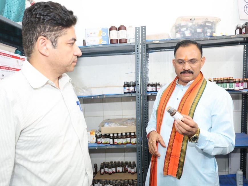 रायपुर : स्वास्थ्य मंत्री श्याम बिहारी जायसवाल ने किया बद्रीनाथ बघेल जिला अस्पताल का औचक निरीक्षण