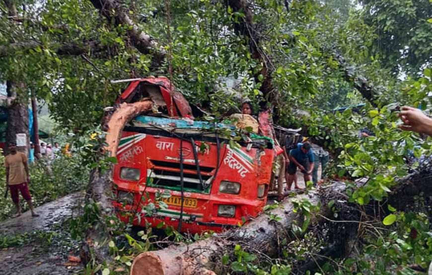 बाराबंकी-हैदरगढ़ मार्ग पर हादसा: बस पर गिरा पेड़, पांच की मौत