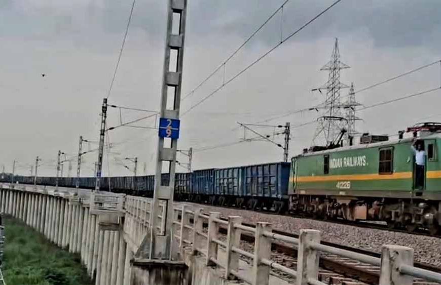 देश की पहली 4.5 किमी लंबी मालगाड़ी दौड़ी यूपी से, 354 वैगन और 7 इंजन के साथ रचा इतिहास