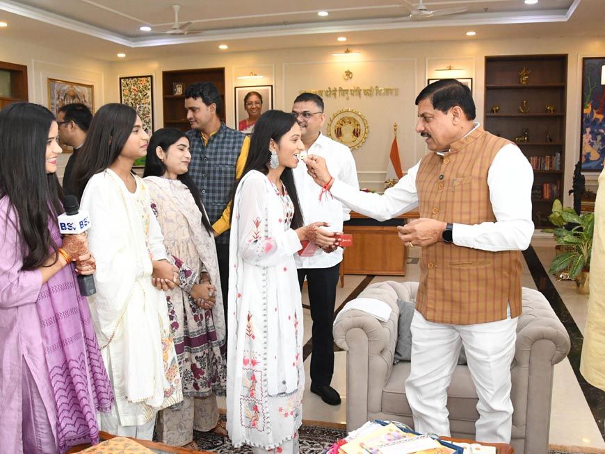 मुख्यमंत्री डॉ. यादव ने राखी बंधवाकर की बहनों के सुखद-स्वस्थ जीवन की कामना