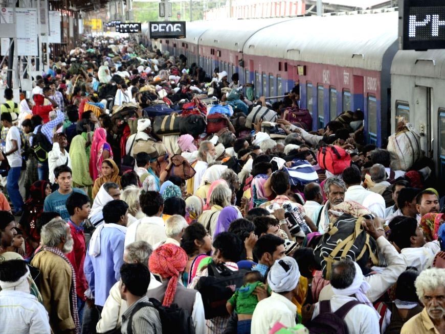 कुबेरेश्वर धाम कांवड़ यात्रा के कारण भोपाल स्टेशन पर भीड़, रेलवे ने चलाई स्पेशल ट्रेन