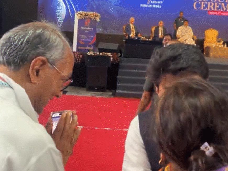 भोपाल में सिंधिया और दिग्विजय ने मिलाया हाथ, मंच पर दिखा सामंजस्य, सभागार में तालियां गूंज उठीं