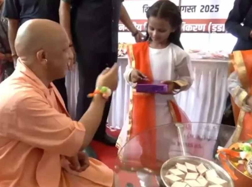 राखी पर बच्ची की प्यारी जिद, मिठाई खाकर मान गए CM योगी