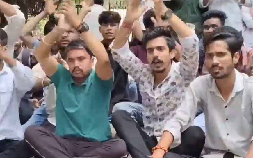 18 अगस्त की परीक्षा रद्द करने की मांग पर एनएसयूआई-एबीवीपी का कॉलेज में धरना