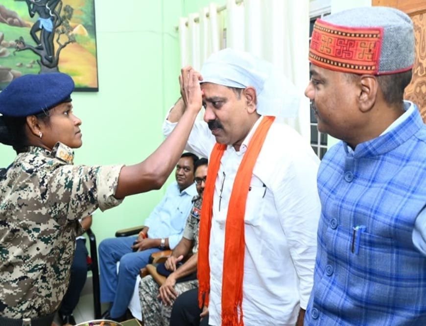 हिड़मा की पूर्व गार्ड ने गृहमंत्री विजय शर्मा को बांधी राखी, अब दंतेश्वरी फाइटर्स का हिस्सा