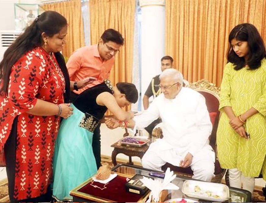 राज्यपाल  पटेल को राखी बांधकर राजभवन में मनाया गया रक्षाबंधन पर्व