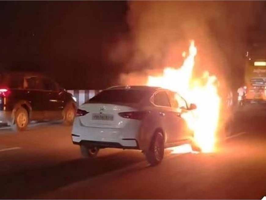 फ्लाईओवर पर चलती कार में लगी आग, देखते ही हर कोई दहशत में आ गया