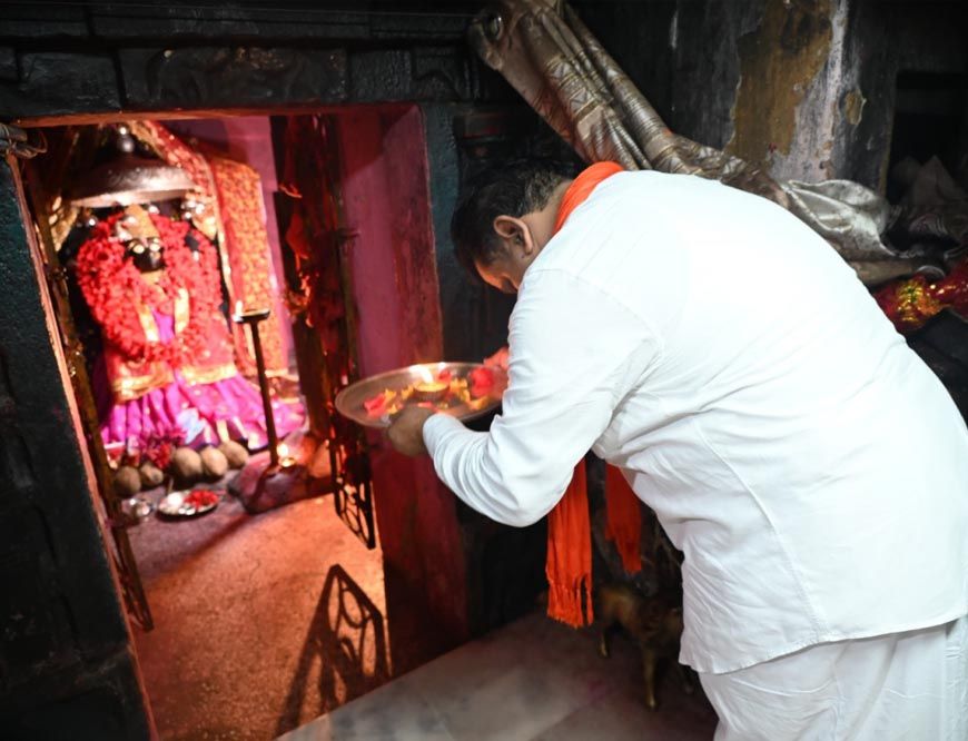 रायपुर : उपमुख्यमंत्री विजय शर्मा ने माँ दंतेश्वरी की पूजा-अर्चना कर प्रदेशवासियों की खुशहाली की कामना की