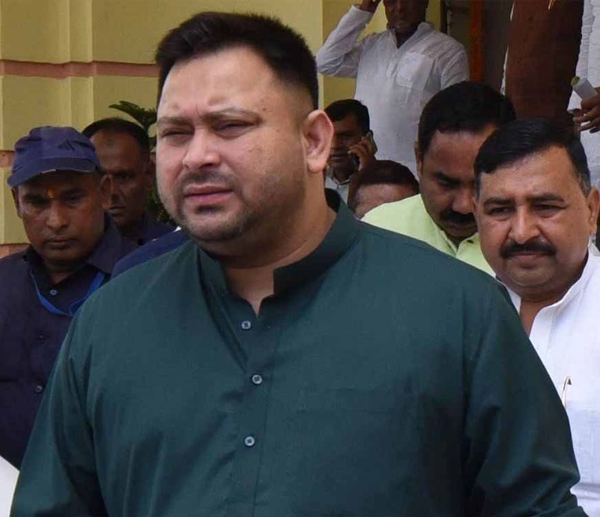 तेजस्वी ने दो वोटर आईडी मामले में चुनाव आयोग को दिया जवाब, RJD ने पूछा- कैसे बने दो EPIC?