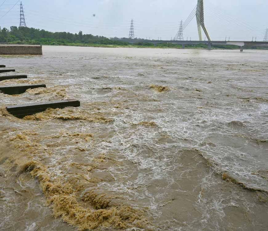 दिल्ली में बाढ़ का खतरा: खतरे के निशान पर यमुना, प्रशासन सतर्क