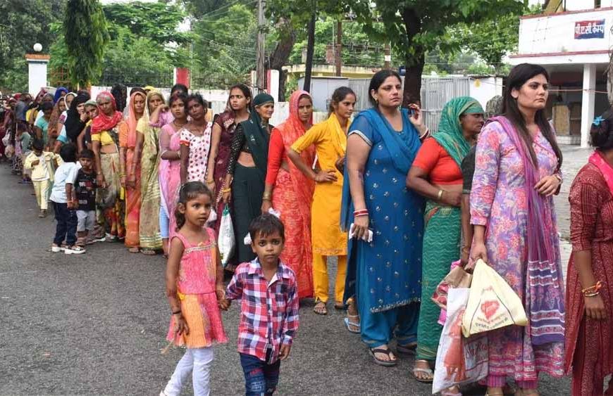 मथुरा जेल में 898 बंदियों ने बहनों से राखी बंधवाई, अपराध छोड़ने का लिया संकल्प