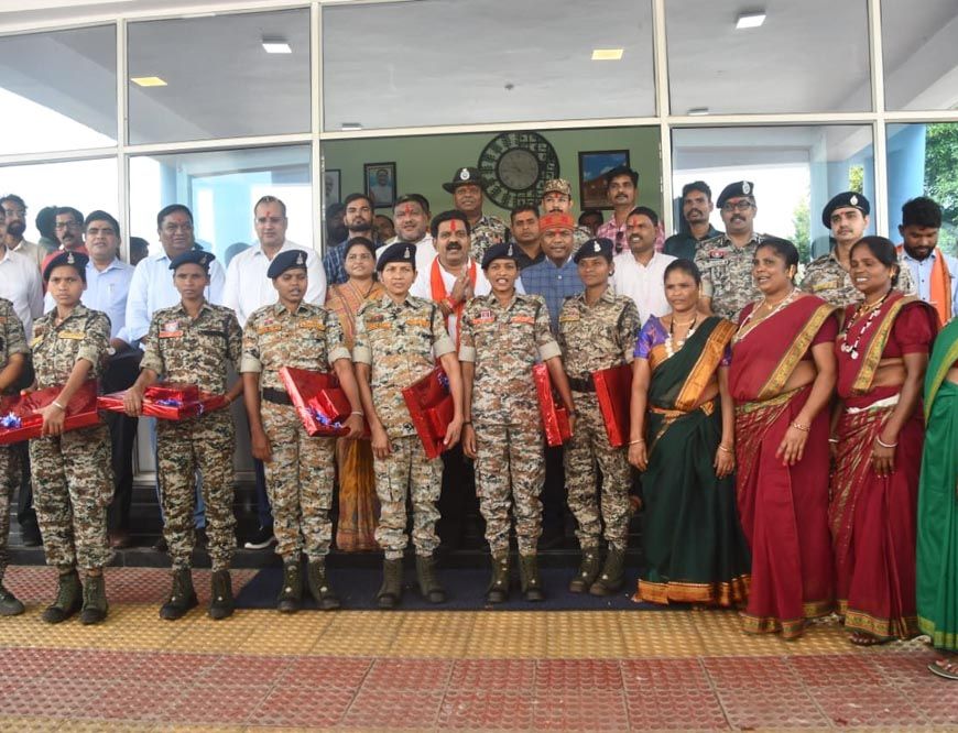 रायपुर : उप मुख्यमंत्री और वन मंत्री को ‘दंतेश्वरी फाइटर्स’ आत्मसमर्पित माओवादी बहनों ने बांधा रक्षा सूत्र