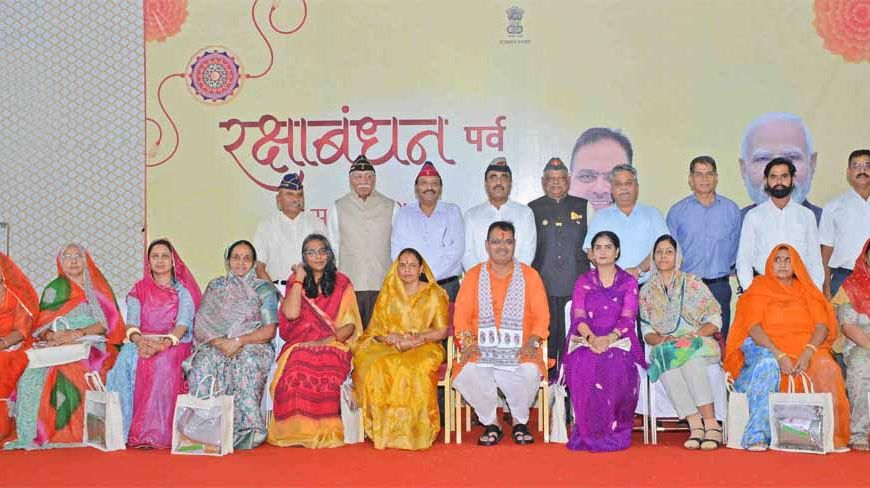 मुख्यमंत्री भजनलाल शर्मा ने मनाया रक्षाबंधन पर्व छात्राओं और वीरांगनाओं सहित प्रदेशभर की बहनों ने मुख्यमंत्री को बांधे रक्षासूत्र