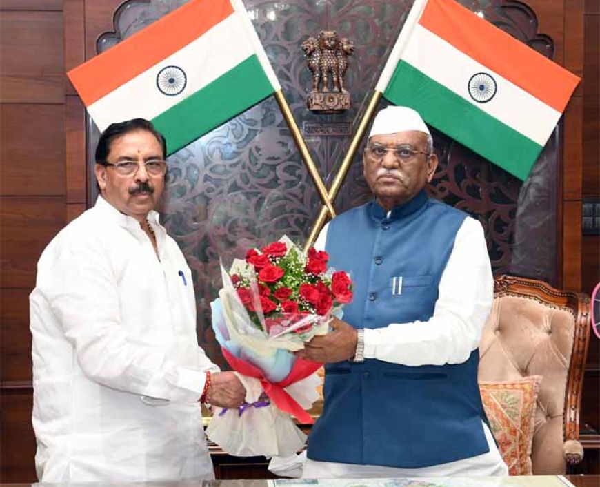 राज्यपाल से राज्य वित्त आयोग के अध्यक्ष डॉ. अरुण चतुर्वेदी ने की मुलाकात