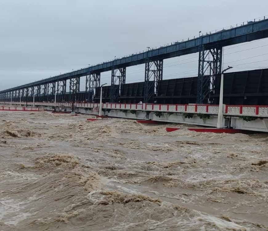यूपी में गंगा का रौद्र रूप: कई जिलों में पानी खतरे के निशान से ऊपर, गांव डूबने का संकट