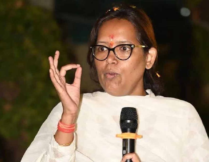 मुंबई कांग्रेस में बदलाव की आहट, वर्षा गायकवाड़ की कुर्सी पर संकट