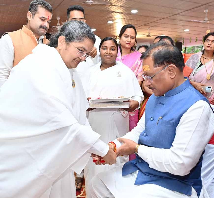रक्षाबंधन के पावन पर्व पर मुख्यमंत्री श्री विष्णु देव साय को ब्रह्मकुमारी बहनों ने बाँधी राखी